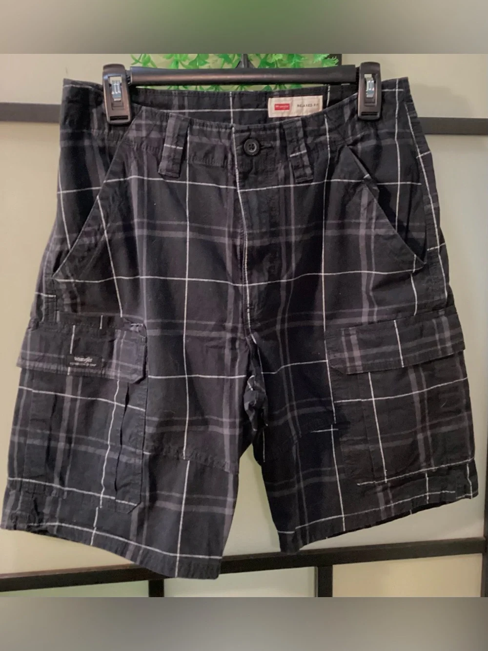 Wrangler relaxed fit cargo short pants 6 pockets. Size 30
